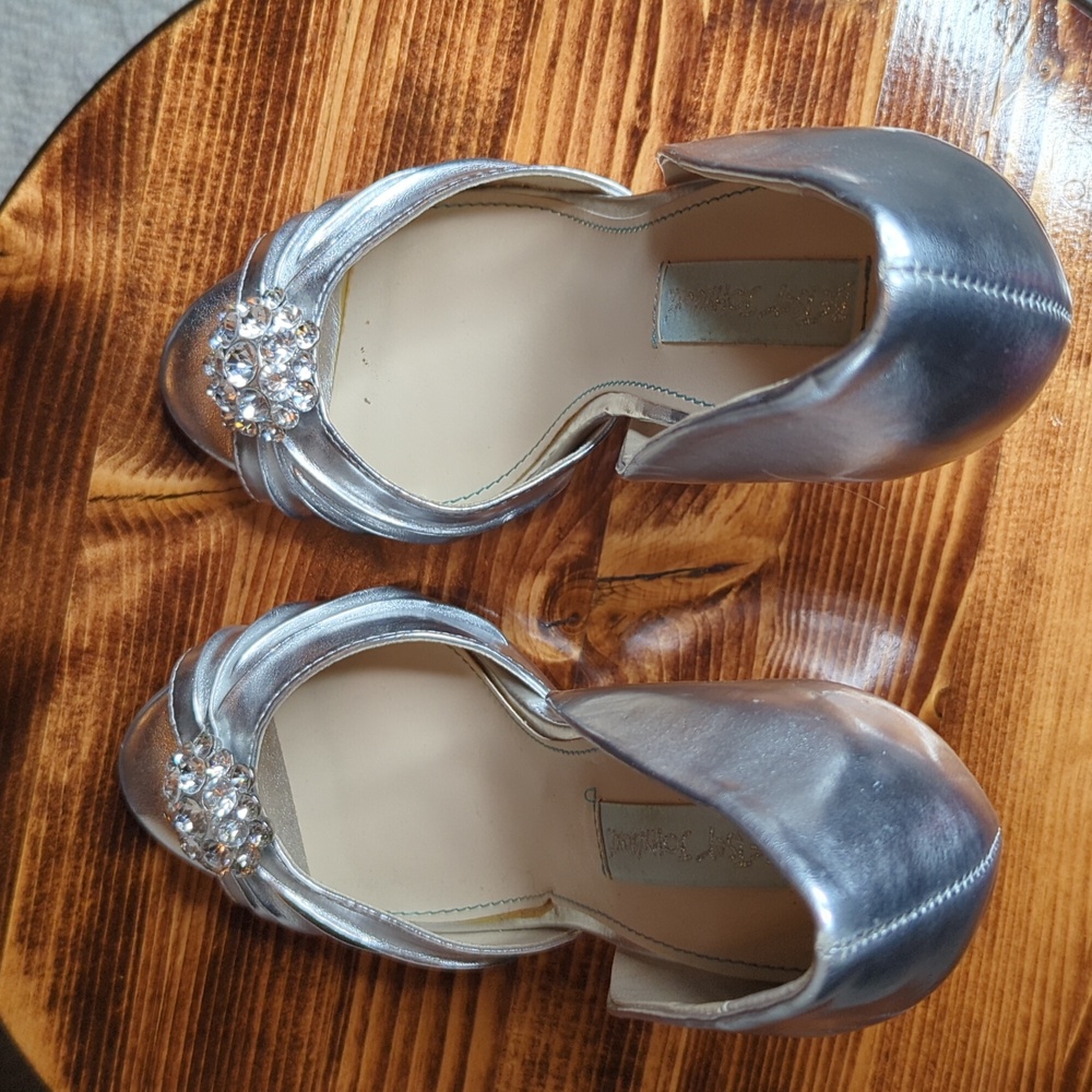 Silver Heels - Picture 5 of 11